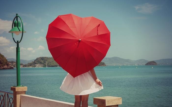 rdeč model dežnika, ideja za božično darilo za žensko, trendovski modni dodatek rdeč dežnik s srcem