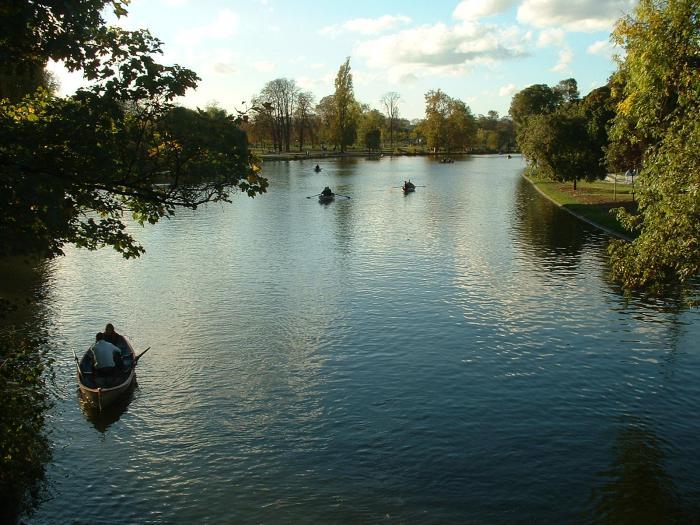 park-floral-of-vincennes-lake-in-the-forest-de-Vincennes