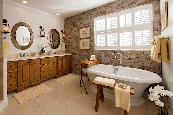 senovinis vonios kambarys su laisvai stovinčia vonia ir akmens efekto siena