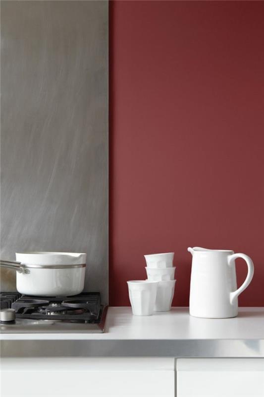 Cucina moderna, abbinamento colori pareti, grigio e rosso bordeaux, indai porcellana colore bianco
