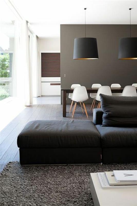 Abbinamento colori, soggiorno con divano, tavolo da pranzo in legno, illuminazione con lampade a sospensione