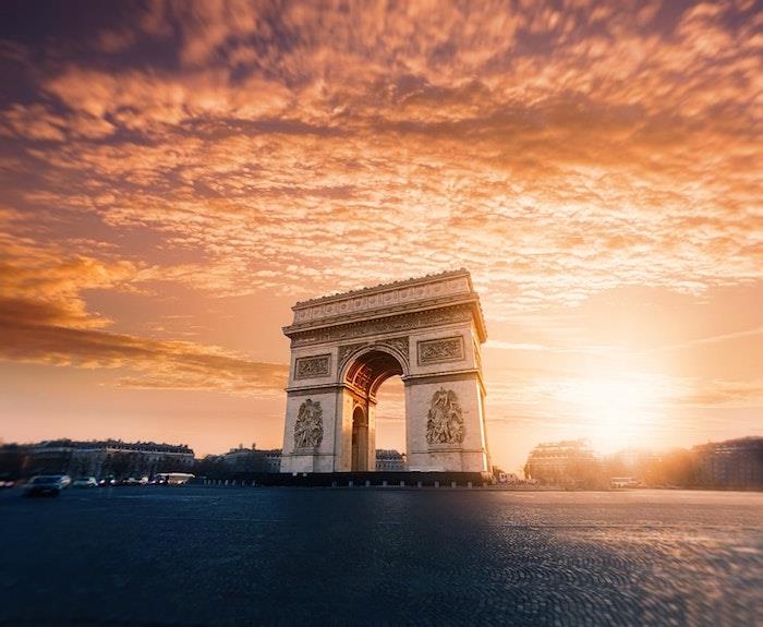 Paris'te Arc de Victore gün batımı güzel bir şehir manzarasına sahiptir, arka plan duvar kağıdı için kullanılacak görüntü telif ücretsiz
