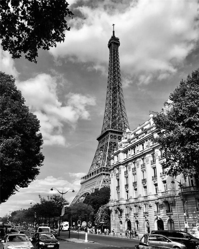 Črno -bela fotografija Pariza, preprosta črno -bela ozadja, fotografija Eifflovega stolpa v mestu Pariz