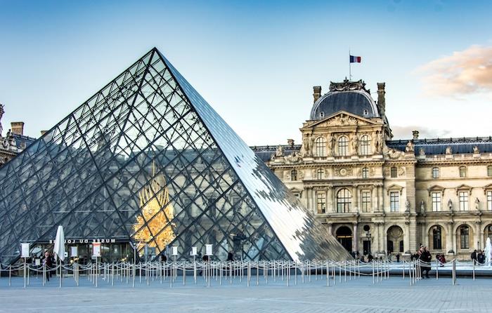 Piramida muzeja Louvre v Parizu v Franciji, v kateri se nahaja Mona Lisa: deset najlepših muzejev na svetu