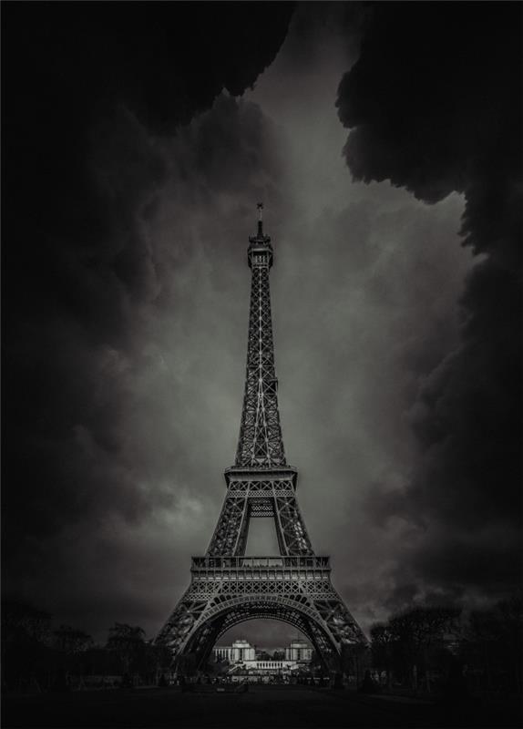 čudovita črno -bela fotografija Pariza pod nevihto, Eifflov stolp obdan z grozečimi oblaki