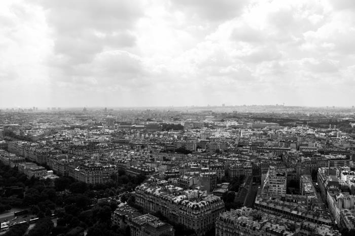panoramski pogled na Pariz, čudovita črno-bela fotografija Pariza pod nebom, ki je pokrita z oblaki, fotografija mestne krajine