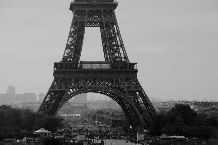 panoramski pogled na Eifflov stolp pod sivim nebom v Parizu črno -bela, enobarvna mestna pokrajina, vtisnjena z nostalgijo