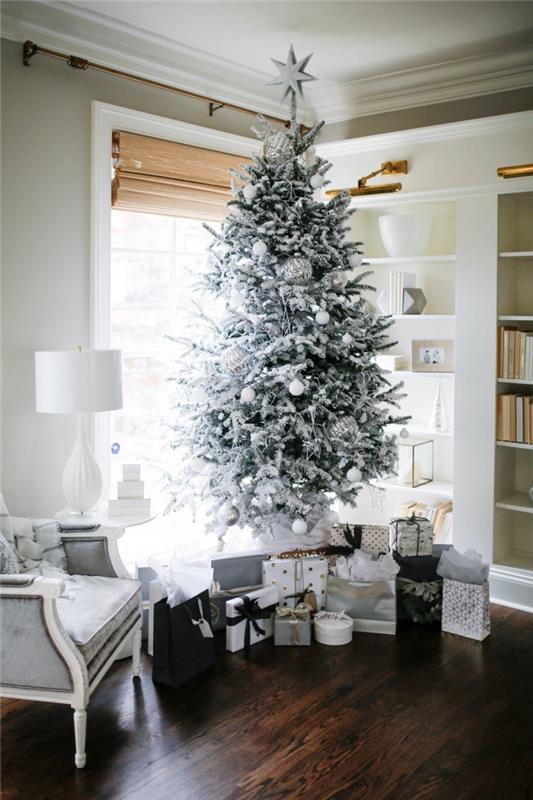 gümüş süslerle süslenmiş beyaz dalları ile yapay Noel ağacı modeli, beyaz ve gümüş Noel ağacı dekorasyon fikri