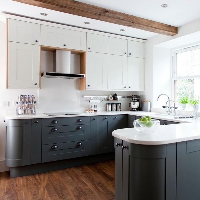 çıplak ahşap kirişli tavan fikri, u şeklinde küçük bir mutfak nasıl düzenlenir, beyaz ve antasit gri dekor