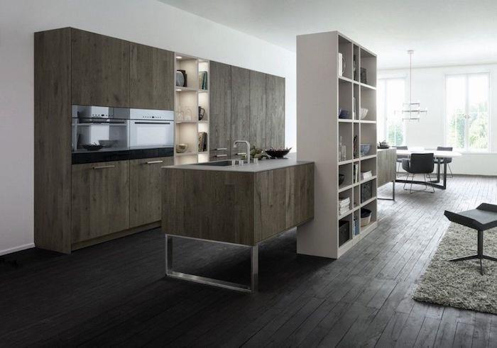 tamsiai pilkos parketo grindys virtuvei, atvira amerikietiška virtuvės zona su mediniais baldais