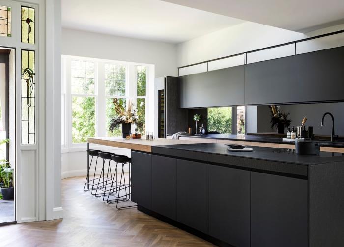 adalı modern mutfak iç tasarımı, uzun mutfak düzeni ve siyah tezgah