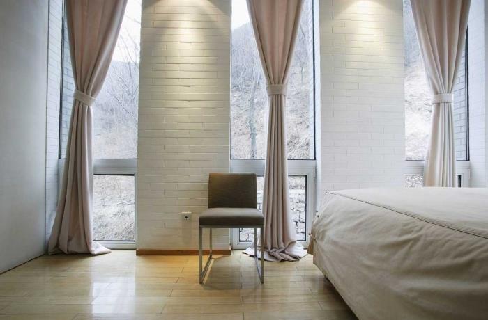 minimalist tasarımlı, pastel pembe tonlu uzun perdeli ve açık renkli ahşap parkeli yetişkin yatak odası için ne renk