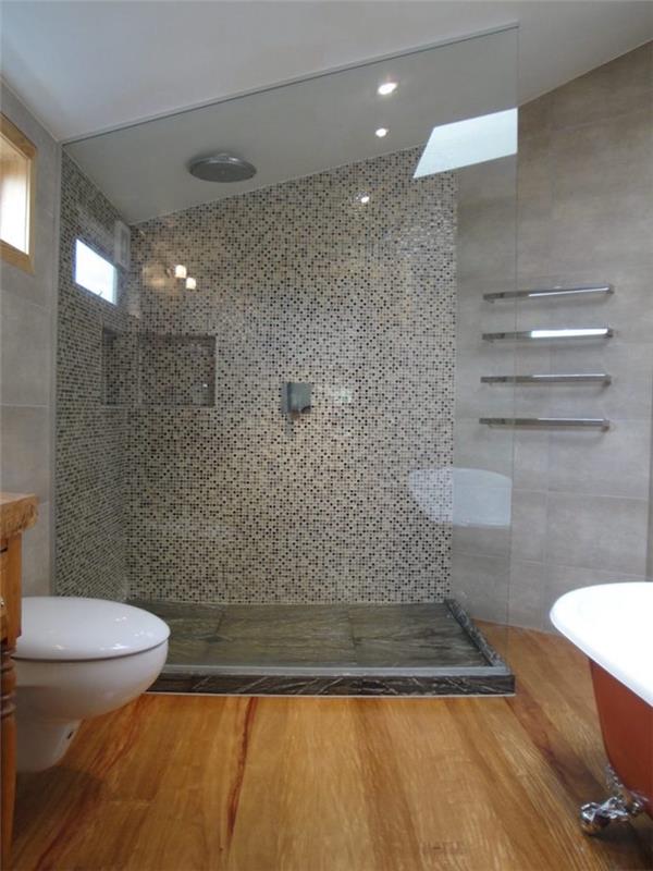 gri beton duvarlı modern çatı katı banyosu, duşakabin ve bağımsız küvetli ahşap zemin