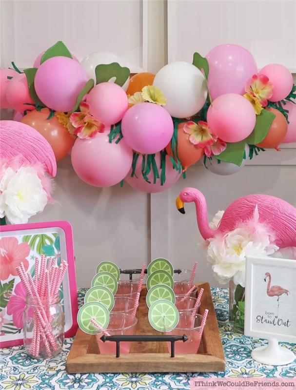 flamingo vakarėlis, rožiniai balionai, nuo girliandos kabantys popieriniai pakraščiai, flamingo, rožiniai kokteiliai