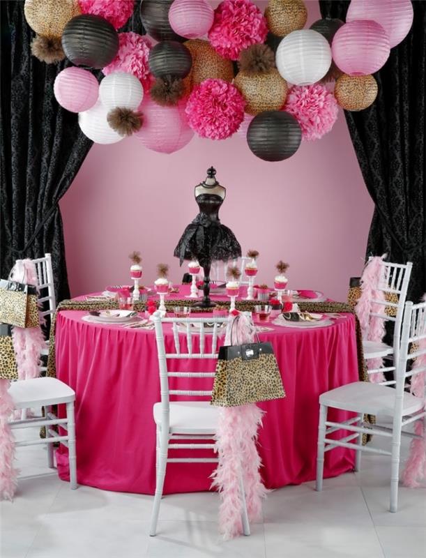 suaugusios moters gimtadienio stalo dekoravimo pavyzdys, rožinės ir juodos spalvos apdaila su aukso spalvos akcentais ir leopardo raštais