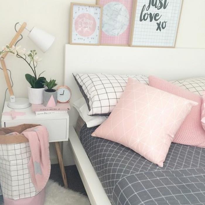 bela, siva in roza posteljnina z geometrijskimi vzorci, bela nočna omarica, bela postelja, roza blazine, bela preproga, svetlo roza detajli, dekor spalnice