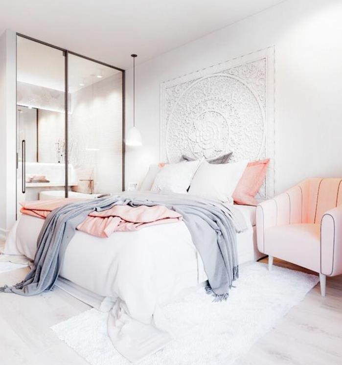 bela barva sten in originalna bela stenska dekoracija, bela preproga, roza kremenčev kavč, svetel parket, siva, roza kremenčeva in bela blazina ter posteljnina, roza in siva spalnica odprta za kopalnico