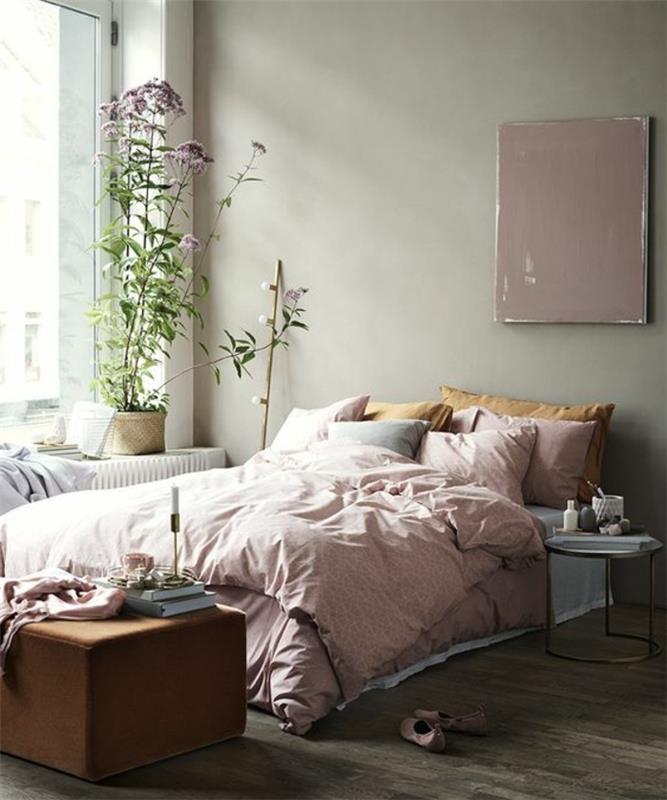 rožnati posteljni komplet, rumena blazina, lesena tla, rožnati stenski dekor, siva barva sten, rastlinska, roza in siva spalnica