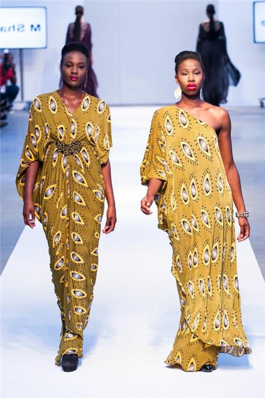 Tessuti africani di colore giallo, passerella con nedeniyle modelle, abiti lunghi estivi