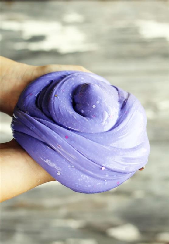 Ateikite su gleives elastico di colore viola, ingredienti non tossici per la salute