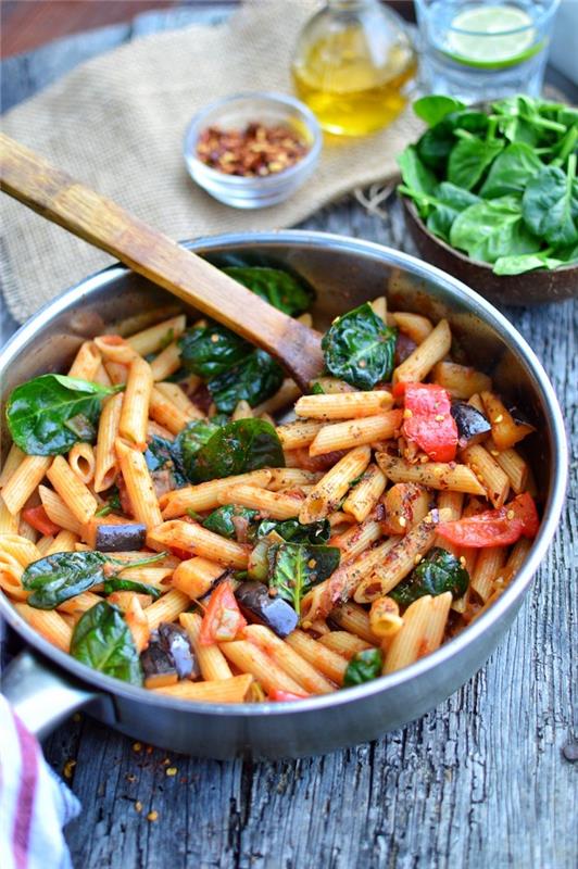 Padella con testenine, penne al pomodoro e spinaci, rižini facili po ceni, ciotola con spinaci