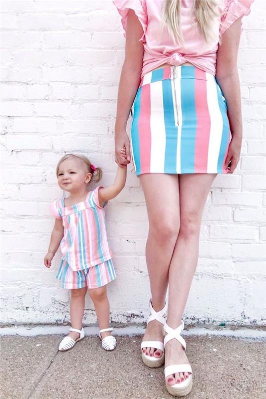 Pilkas dryžuotas apranga mamai ir mergaitei pastelinėmis spalvomis, deranti motinos dukros drabužių idėja, graži deranti motinos dukros suknelė