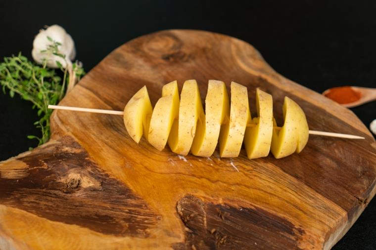 Patate al forno particolari, tagliere di legno con patate, sestavine na patate al forno