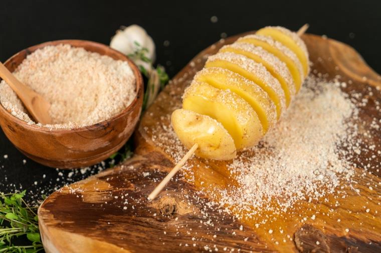 Hasselback krompir, patata cosparsa con parmigiano grattugiato e spezie