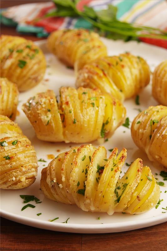 Antipasti veloci vegetariani e un'idea con delle patate tagliate a fisarmonica e cotte al forno