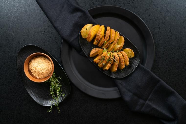 Krompir a ventaglio, krompir al forno con parmigiano reggiano e spezie