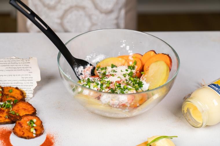 Patates cipsi, ciotola con patate dolci, barattolo di maionese, amido di mais ve cipolla verde