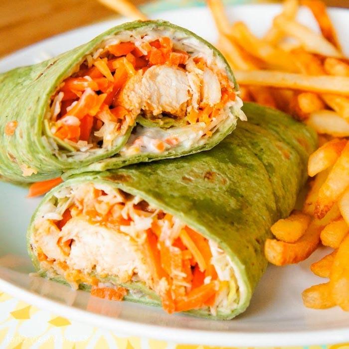 Tortillas con pollo e carrot, idee per cena leggera, piatto con patatine frit