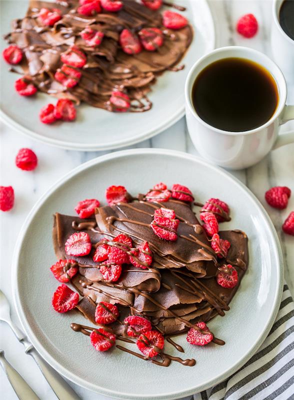 krep hamurunda kakao ve ahududu ve nutella tepesi ile tatlı krep tarifi