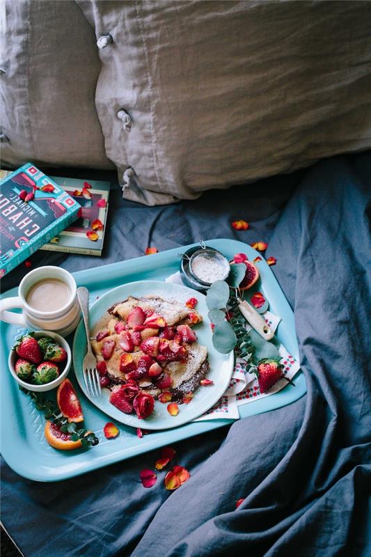ideal kahvaltıyı kendiniz nasıl yapabilirsiniz, ev yapımı nutellalı pankek, pudra şekeri ve çilek dilimleri, hygge image