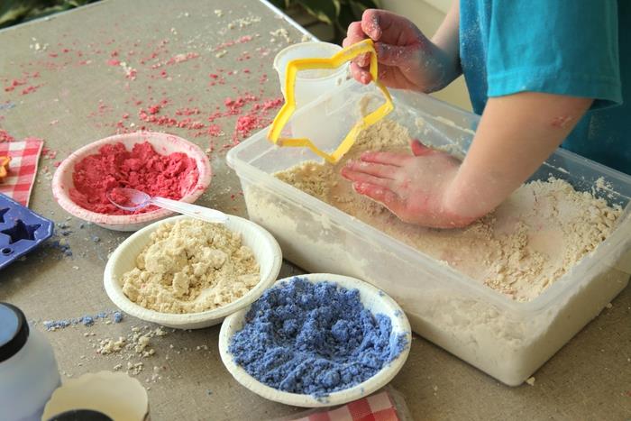 kako narediti barvit pesek za modeliranje, da se zabavate pri ustvarjanju različnih oblik v domačem mesečevem pesku