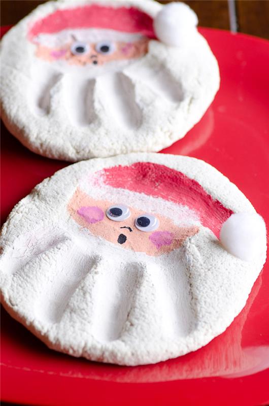 Noel dekorasyonu için el izi ve beyaz ve kırmızı boya ile tuzlu hamur Noel Baba'nın fotoğraf başkanı