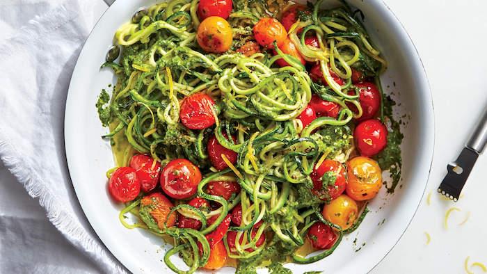 pesto soslu ve çeri domatesli kabak erişteli makarna, akşam için hafif tarif