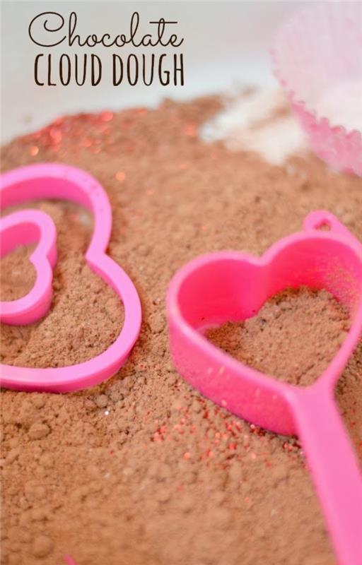 Recept za kinetični pesek v čokoladni različici za neprimerljivo senzorično aktivnost za otroke