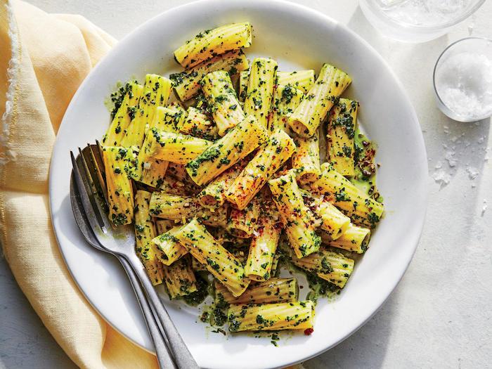 akşam için pesto soslu makarna yiyin, vejetaryen menünüz için tarif fikri, beyaz tabak