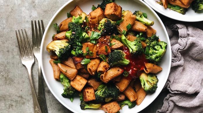 brokoli ve tofu makarna, domates soslu hızlı ve kolay vegan tarifi, bir İtalyan tarifinin vegan yorumu fikri