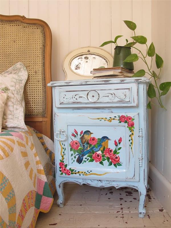 patina kos pohištva, nočna omarica prebarvana v modro z učinkom pohištva in ročno risanje cvetličnih in ptičjih vzorcev, starodobno podeželsko pohištvo in deko