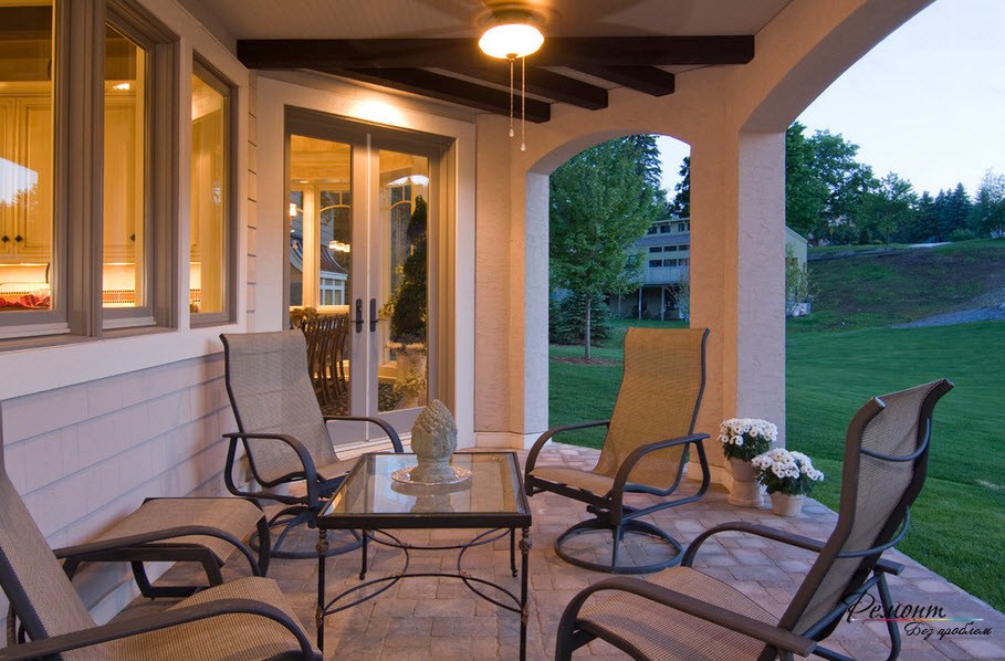 Terraza abierta en una casa de campo