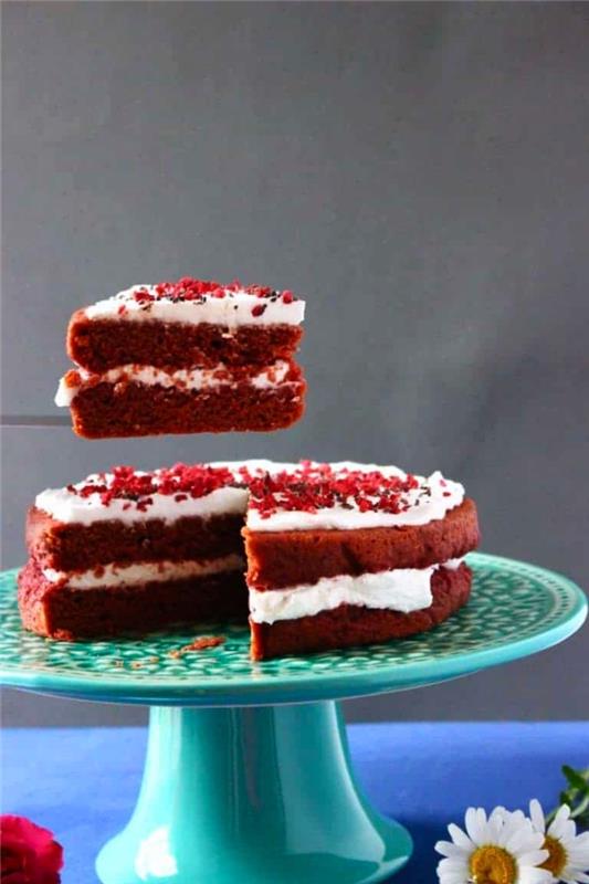 rdeča žametna torta v različici brez glutena, obarvana s peso, klasična ideja za sladico v zdravi različici za postrežbo na koncu obroka brez glutena