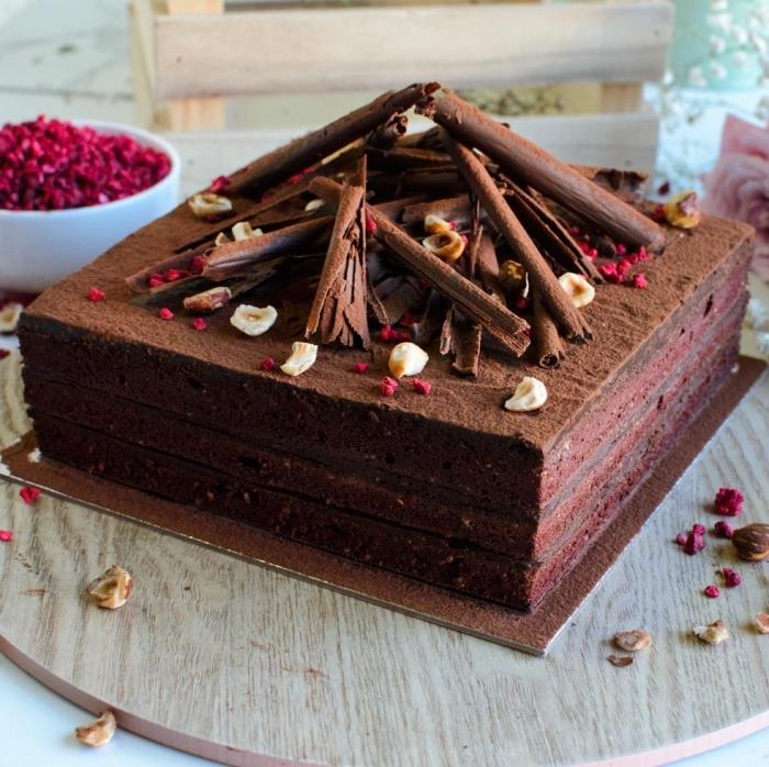 ev yapımı kare kek örneği, çikolatalı kek nasıl süslenir, yumurtasız çikolatalı kek fikri