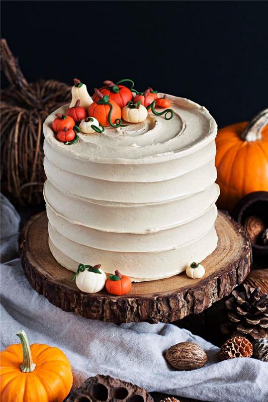 specialus Helovino sluoksnio pyragas su sviesto kremo glajumi ir cukraus pasta moliūgų papuošimu