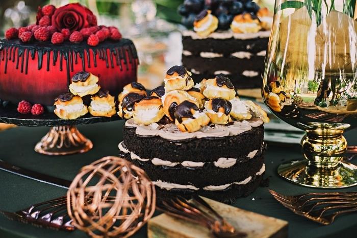 originalios pyrago idėjos Helovino vakarienei, stalo dekoravimas juodos ir auksinės spalvos Helovino vakarėliui