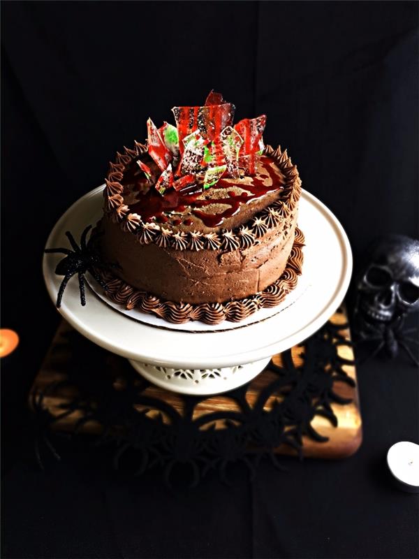 kruvinas šokoladinis Helovino pyragas, papuoštas cukraus drožlėmis, baisus Helovino receptas