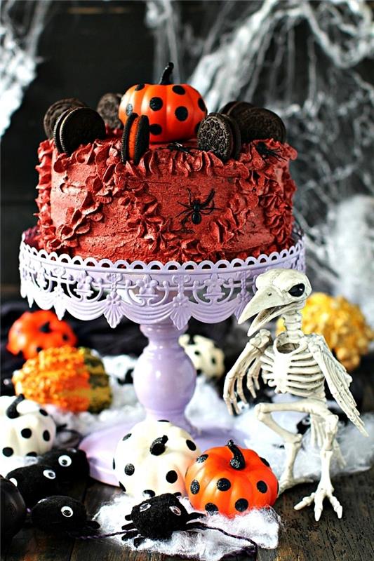 Helovino pyragas su raudonu sviesto kremo glajumi, papuoštas „oreo“ sausainiais ir dekoratyviniu moliūgu