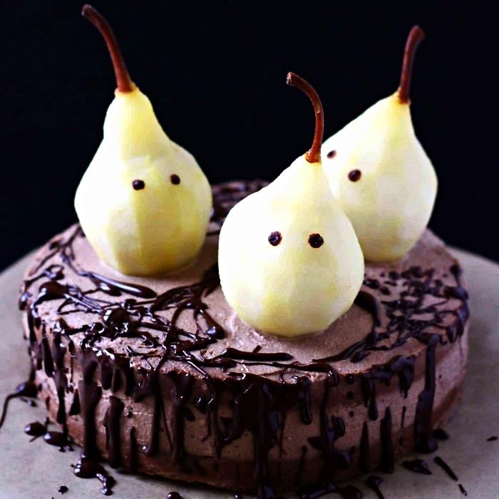 lengvas Helovino pyragas, šokoladinis pyragas ir jo kulis, puoštas kriaušėmis vaiduokliais, lengvas ir greitas Helovino pyragas