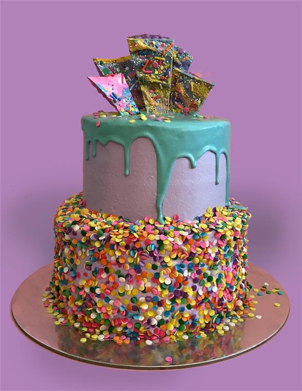 gimtadienio tortas su spalvingais dribsniais, purpuriniu glajumi, desertas, išraižytas cukraus pasta
